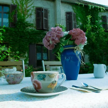 Oda ve Kahvaltı Au Puy Des Verites 3*